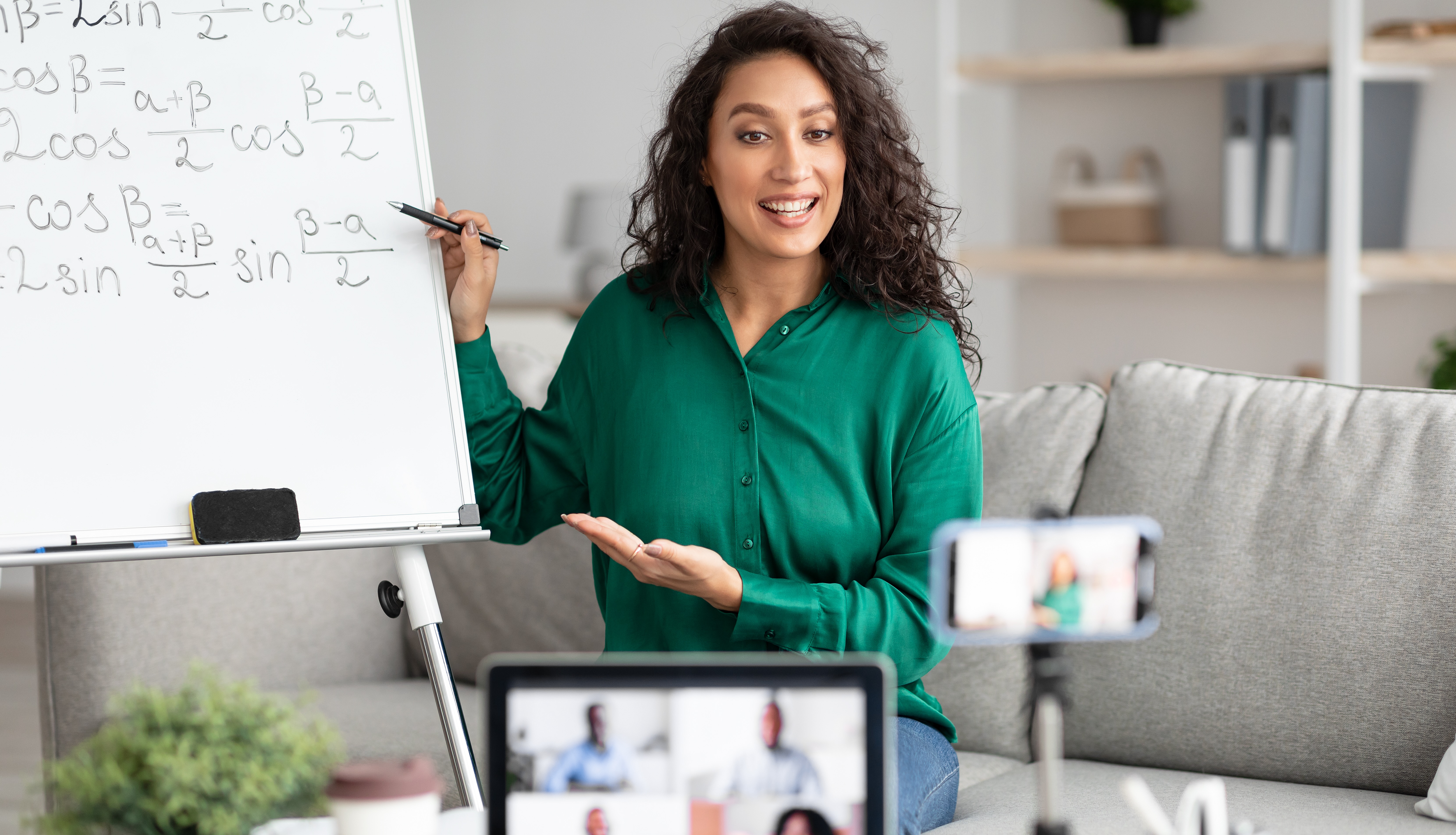 Docente enseñando en una clase virtual de Tendencias Educativas